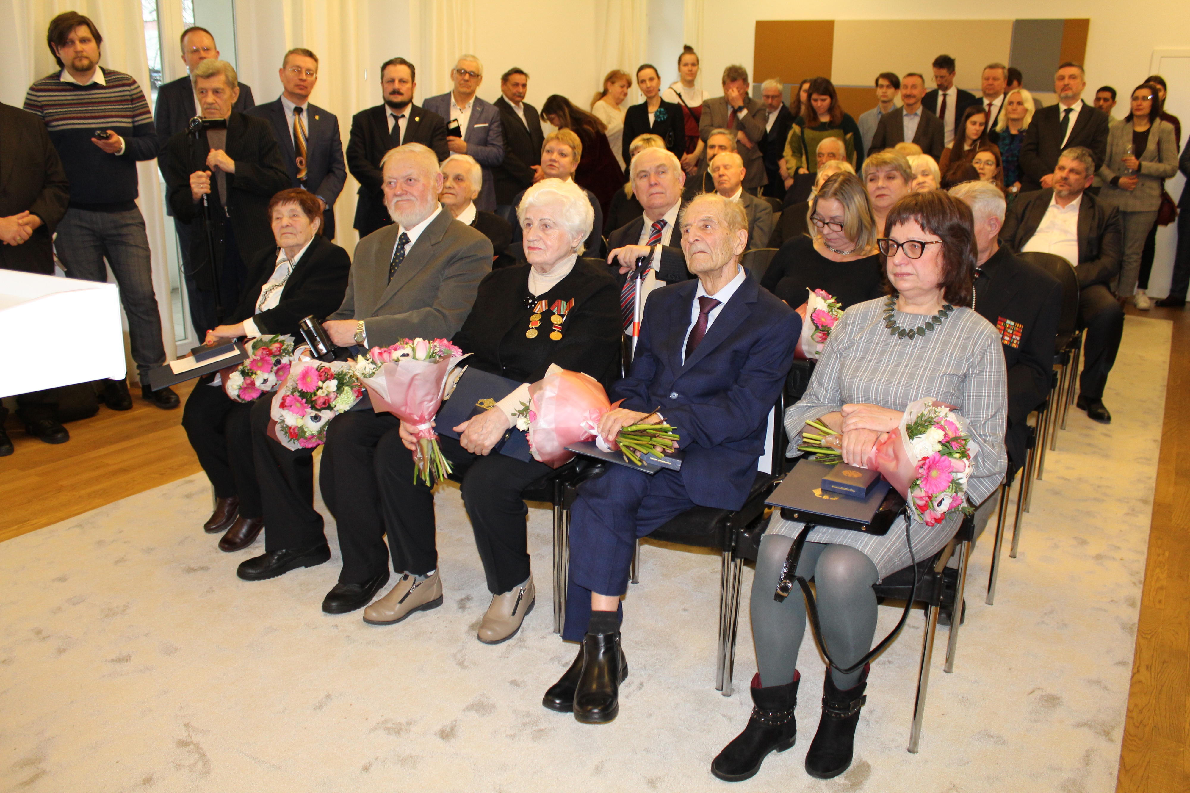 Verleihung des Bundesverdienstkreuzes am Bande an sieben Zeitzeugen der ...